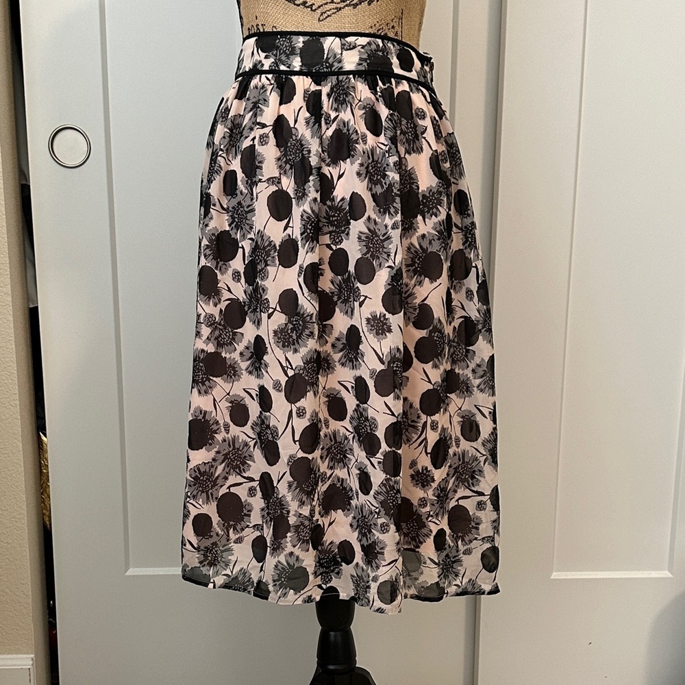 Chic Floral A-Line Floral Skirt in Black and Light Pink